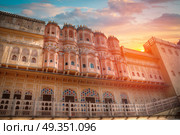 Hawa Mahal  is a harem in the palace complex of the Jaipur Maharaja, built of pink sandstone in the form of the crown of Krishna. Hawa Mahal. Стоковое фото, агентство Ingram Publishing / Фотобанк Лори