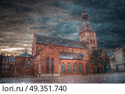 snow goes in winter. Riga Church of St. Peter and the streets of the ancient city. Riga Church of St. Peter . Стоковое фото, агентство Ingram Publishing / Фотобанк Лори