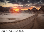 Valle de la Luna (Moon Valley) close to San Pedro de Atacama, Chile. Valle de la Luna (Moon Valley) . Стоковое фото, агентство Ingram Publishing / Фотобанк Лори