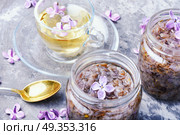 Homemade jam from the lilac. Tea with lilac jam for strengthening immunity and improving the body. Стоковое фото, агентство Ingram Publishing / Фотобанк Лори