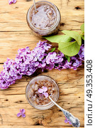 Homemade jam from the lilac. Healing jam from the flowers of spring lilacs.Healing syrup.Herbalism. Стоковое фото, агентство Ingram Publishing / Фотобанк Лори