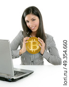 Bitcoin businesswoman holding hands currency. Bitcoin businesswoman holding cryptocurrency in hands at the computer. Стоковое фото, агентство Ingram Publishing / Фотобанк Лори