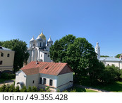 Вид на Софийский собор, Часозвоню и лекторий музея Новгородского кремля (Детинца) со смотровой площадки на Боевой ход кремля солнечным безоблачным летним днём. Стоковое фото, фотограф Елена Яворская / Фотобанк Лори
