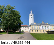 Часозвоня 1673 г на территории Новгородского кремля (Детинца) солнечным безоблачным летним утром. Стоковое фото, фотограф Елена Яворская / Фотобанк Лори