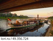 Dresden Elbe river and boats in Saxony Germany. Dresden Elbe river and boats at sunset in Saxony of Germany. Стоковое фото, агентство Ingram Publishing / Фотобанк Лори