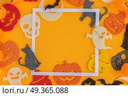 Halloween scene on orange background. Halloween flat lay frame on orange background with copy space. Стоковое фото, агентство Ingram Publishing / Фотобанк Лори