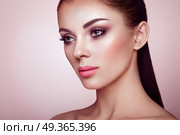 Beautiful woman face with perfect makeup. Beautiful Young Woman with Clean Fresh Skin. Perfect Makeup. Beauty Fashion. Eyelashes. Cosmetic Eyeshadow. Highlighting. Cosmetology, Beauty and Spa. Стоковое фото, агентство Ingram Publishing / Фотобанк Лори