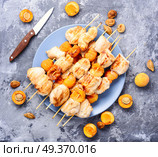 Shish kebab with turkey meat, cooked with apricots on skewers.Food for a picnic.. Bbq turkey meat on wooden skewers. Стоковое фото, агентство Ingram Publishing / Фотобанк Лори