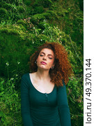 Young woman enjoying the silence in a green and natural place. Стоковое фото, агентство Ingram Publishing / Фотобанк Лори
