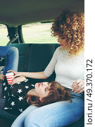 Two young woman doing together a road trip . Стоковое фото, агентство Ingram Publishing / Фотобанк Лори