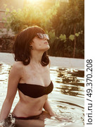 Young woman enjoying a summer day in a natural pool . Стоковое фото, агентство Ingram Publishing / Фотобанк Лори
