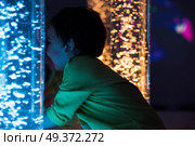 Young kid exploring snoezelen space. Young kid exploring a multi sensory space - snoezelen concept. Стоковое фото, агентство Ingram Publishing / Фотобанк Лори