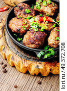 Roasted beef meatballs in cast-iron skillet.Delicious cutlet. Delicious meatballs in frying pan. Стоковое фото, агентство Ingram Publishing / Фотобанк Лори