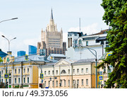 Вид на здание Министерства иностранных дел (МИД). Летний день. Москва. Редакционное фото, фотограф E. O. / Фотобанк Лори