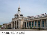 Сухумский железнодорожный вокзал майским утром. Абхазия. Редакционное фото, фотограф Виктор Карасев / Фотобанк Лори