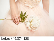 Beautiful Woman in Lace Wedding Dress.  Woman with a peony. Wedding Decoration. Стоковое фото, агентство Ingram Publishing / Фотобанк Лори