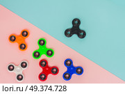 fidget spinners on blue and pink background, popular relaxing toy, generic design. fidget spinner, popular relaxing toy, generic design. Стоковое фото, агентство Ingram Publishing / Фотобанк Лори