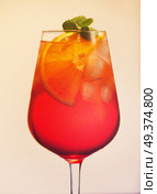Glass of spritz coctail long drink close up, retro toned. Glass of spritz. Стоковое фото, агентство Ingram Publishing / Фотобанк Лори