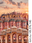Hawa Mahal  is a harem in the palace complex of the Jaipur Maharaja, built of pink sandstone in the form of the crown of Krishna. Стоковое фото, агентство Ingram Publishing / Фотобанк Лори