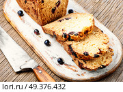 Ireland soda bread with black currant berries.Food concept. Irish soda bread. Стоковое фото, агентство Ingram Publishing / Фотобанк Лори