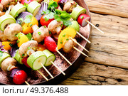 Grilled vegetable kebabs on skewers with tomato, pepper, mushrooms,zucchini and onion.Diet barbecue.Vegan skewers. Vegetables grilled skewers. Стоковое фото, агентство Ingram Publishing / Фотобанк Лори