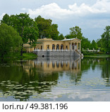 Tsaritsyn Pavilion at Olga’s pond, Petrodvorets (Peterhof, St. Petersburg, Russia), summer glory, mirror reflection. Стоковое фото, фотограф Елена  Попкова / Фотобанк Лори