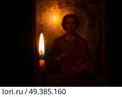 Свеча перед иконой святого великомученика Пантелеимона. Стоковое фото, фотограф Лариса Веселова / Фотобанк Лори