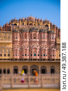 Hawa Mahal  is a harem in the palace complex of the Jaipur Maharaja, built of pink sandstone in the form of the crown of Krishna. Стоковое фото, агентство Ingram Publishing / Фотобанк Лори