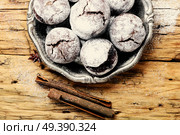Homemade cookies with cracks for a Christmas holiday. Xmas crackled chocolate cookies. Стоковое фото, агентство Ingram Publishing / Фотобанк Лори