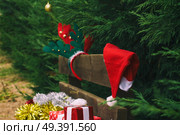 Wooden bench with christmas gifts . Стоковое фото, агентство Ingram Publishing / Фотобанк Лори