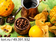 Pumpkin spice latte.Cup with autumn coffee.Coffee drink. Pumpkin spice coffee. Стоковое фото, агентство Ingram Publishing / Фотобанк Лори