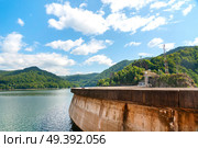 Vidraru artificial lake and dam on Arges river in Transylvania, Romania.  Fagaras ridge in the Carpathian mountains. Hydro electric power station. Стоковое фото, агентство Ingram Publishing / Фотобанк Лори
