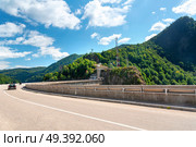 Vidraru dam on Arges river in Transylvania, Romania.  Highway in the Carpathian mountains, Fagaras ridge. Hydro electric power station. Стоковое фото, агентство Ingram Publishing / Фотобанк Лори