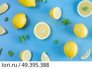 Fresh lemon citrus fruits slices pattern on blue bakground. Fresh lemon fruits. Стоковое фото, агентство Ingram Publishing / Фотобанк Лори