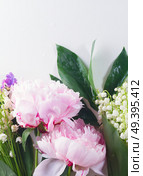 Floral border of fresh flowers - lilac, peonies and lilly of the walley flowers close up. Floral borders. Стоковое фото, агентство Ingram Publishing / Фотобанк Лори