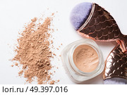 Set of  powder with makeup brushes on white background. Стоковое фото, агентство Ingram Publishing / Фотобанк Лори