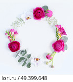 Flowers composition. Round frame made of dried eucaliptus leaves and flowers on white background. Flat lay, top view, copy space. Flowers flat lay composition. Стоковое фото, агентство Ingram Publishing / Фотобанк Лори