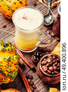 Pumpkin spice coffee with whipped cream.Autumn coffee.Coffee drink.. Latte autumn hot drink. Стоковое фото, агентство Ingram Publishing / Фотобанк Лори