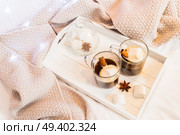 Breakfast in bed for two - tray with cup of coffee and sweet marshmallows, cozy hygge home style with scarf. Breakfast in bed. Стоковое фото, агентство Ingram Publishing / Фотобанк Лори