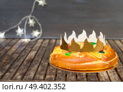 Roscon de Reyes traditional spanish cake wih crown for Epiphany festivites. Roscon del Reyes. Стоковое фото, агентство Ingram Publishing / Фотобанк Лори
