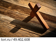 Christian cross on wood over wooden background vintage with shadows. Стоковое фото, агентство Ingram Publishing / Фотобанк Лори
