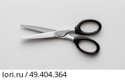 Sharp scissors for precise cutting on a simple gray backdrop. Острые ножницы для точного вырезания на простом сером фоне. Стоковое AI-изображение, AI-художник Katsiaryna Repich / Фотобанк Лори