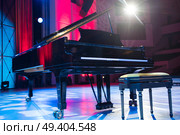 the piano on stage in the spotlight. Before the concert. Стоковое фото, агентство Ingram Publishing / Фотобанк Лори