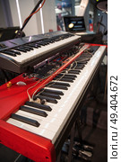 the piano on stage in the spotlight. Before the concert. Стоковое фото, агентство Ingram Publishing / Фотобанк Лори