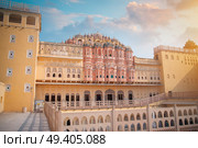 Hawa Mahal  is a harem in the palace complex of the Jaipur Maharaja, built of pink sandstone in the form of the crown of Krishna. Стоковое фото, агентство Ingram Publishing / Фотобанк Лори
