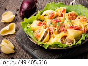 Italian foods concept.Italian style stuffed pasta shells with meat.Stuffed ricotta cheese shells.. Pasta stuffed with meat. Стоковое фото, агентство Ingram Publishing / Фотобанк Лори