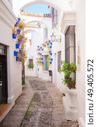 Poble Espanyol street, with traditional for Andalusia white walls, Barcelona, Catalonia Spain. Poble Espanyol, Barcelona. Стоковое фото, агентство Ingram Publishing / Фотобанк Лори