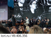 Концерт оркестра народных инструментов и чтение стихов Антоном Шагиным на книжном фестивале на Красной площади. Редакционное фото, фотограф Галина Эмберг / Фотобанк Лори