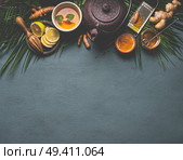 Healthy turmeric spice tea with lemon,  ginger and honey on dark background with copy space for your design, top view, border. Immune boosting remedy , detox and dieting concept. Стоковое фото, агентство Ingram Publishing / Фотобанк Лори