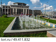 Вид на фонтан и проезжую часть города в Казани летом. Редакционное фото, фотограф Наталья Владимировна Сергеева / Фотобанк Лори